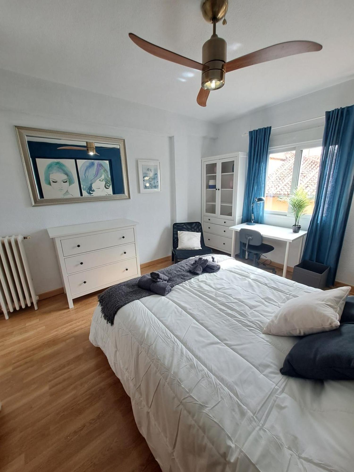 Room In Apartment - Private Room For Rent In Calle De San Bernabe - Madrid — Fotos 1